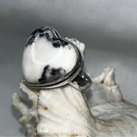 White Buffalo Turquoise heart vintage ring - Picture 5 of 11